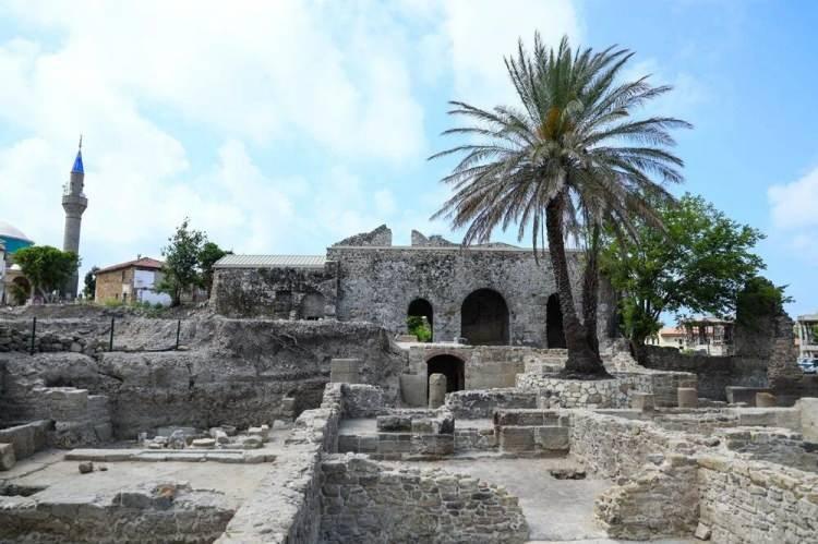 <p>Antalya'nın Manavgat ilçesindeki Side Antik Kenti'nde kazılar devam ediyor. Kaçak yapıların yıkıldığı bölgede, 2'nci yüzyılda kullanılan, 6 dönümlük uluslararası ticaret alanı olan liman agorası ve 170 metrelik liman caddesi ortaya çıkarıldı.</p>
