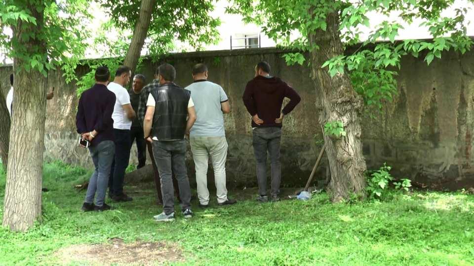 <p>Erzurum’un Yakutiye İlçesine bağlı Ömer Nasuhi Bilmen Mahallesi’nde bahçe içerisinde bulunan kemik parçaları paniğe neden oldu.</p>
