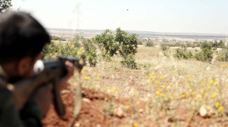<p>SMO askerleri, güvenli hale getirilen bölgeleri tehdit eden teröristlerin bulunduğu alanların temizlenmesine yönelik yeni harekatın kendilerini heyecanlandırdığını belirtti. Binlerce insanın yıllardır zorunlu olarak göç ettirildikleri Tel Rıfat ve Münbiç’teki evlerine dönmek istediklerini belirten SMO askerleri, her zaman tek umutlarının Türkiye olduğunu kaydetti. Harekatta yer alacaklarını dile getiren ordu mensupları, teröristlerle kanlarının son damlasına kadar savaşacaklarını aktardı.</p>
<p> </p>