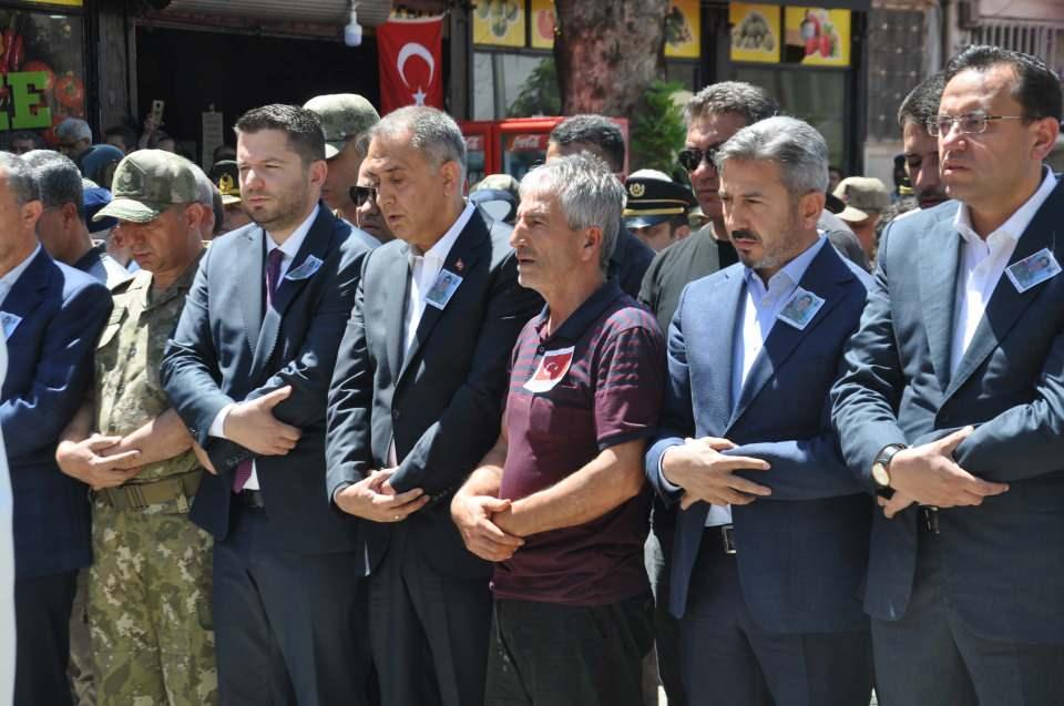 <p>Şehit Sözleşmeli Er Özer, son yolculuğuna uğurlandı</p>
<p> </p>