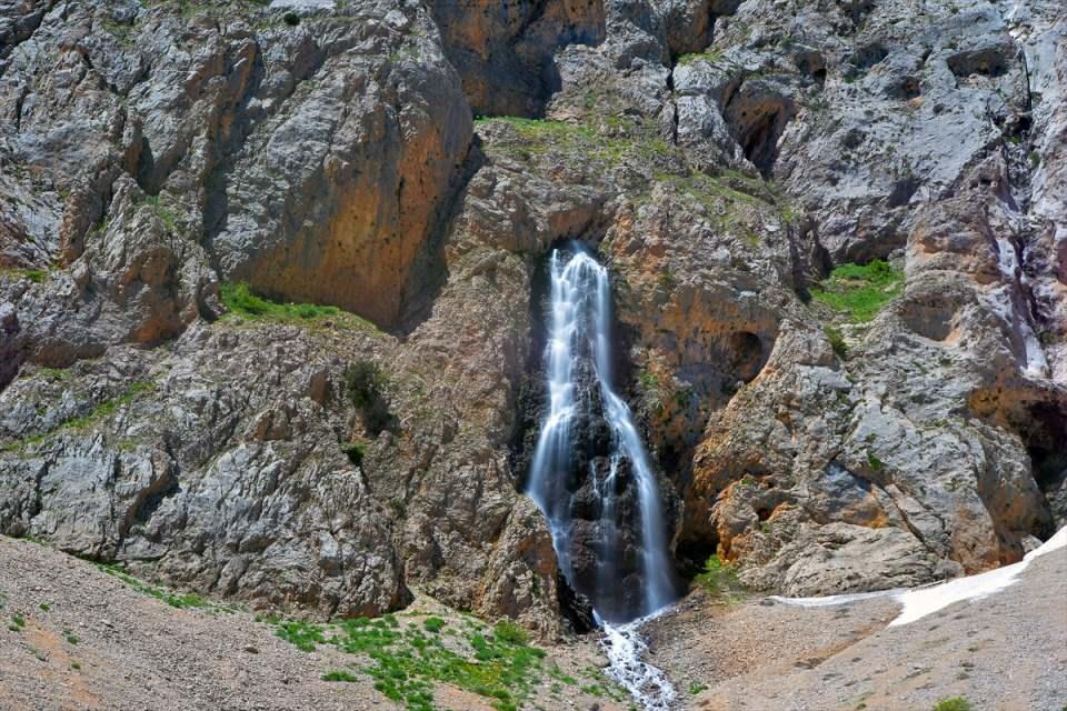 <p>Tunceli'nin Ovacık ilçesindeki Kırkmerdiven Şelaleleri, şehirden uzakta vakit geçirmek isteyen doğa tutkunlarını ağırlıyor.</p>