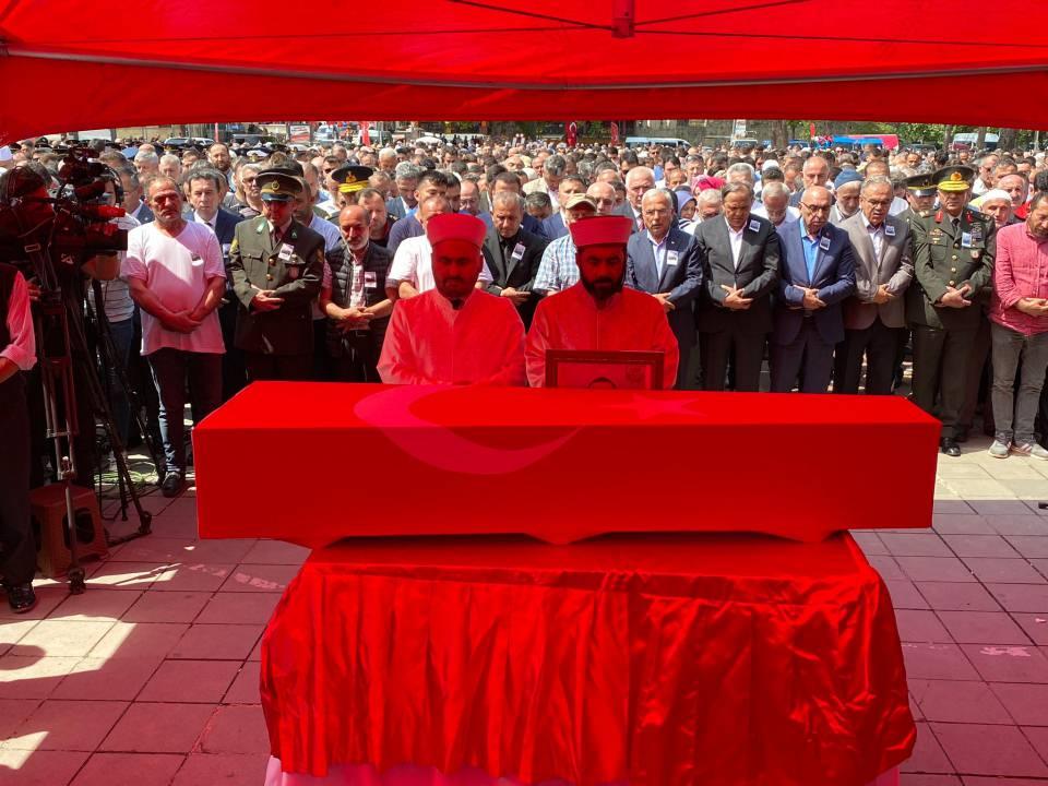 <p>Şehit Uzman Çavuş Demir, son yolculuğuna uğurlandı</p>

<p> </p>
