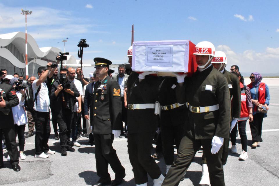 <p>Hakkari'deki törenin ardından askeri uçakla Sivas Nuri Demirağ Havalimanına getirilen şehidin cenazesini burada Sivas Valisi Yılmaz Şimşek, Garnizon ve 5'inci Piyade Eğitim Tugay Komutanı Albay Yılmaz Doğan, Belediye Başkanı Hilmi Bilgin, babası Cemal, annesi Hatice, eşi Duriye ve yakınları ile diğer yetkililer karşıladı. </p>
