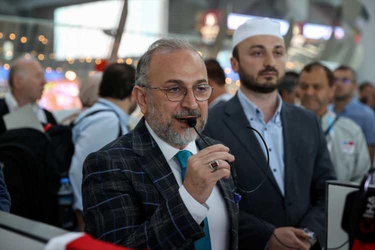 <p>Kur'an tilavetiyle başlayan uğurlama töreninde konuşan İstanbul Müftü Yardımcısı Ahmet Aktürkoğlu kutsal topraklara doğru yola çıkan hacı adaylarını tebrik etti.</p>