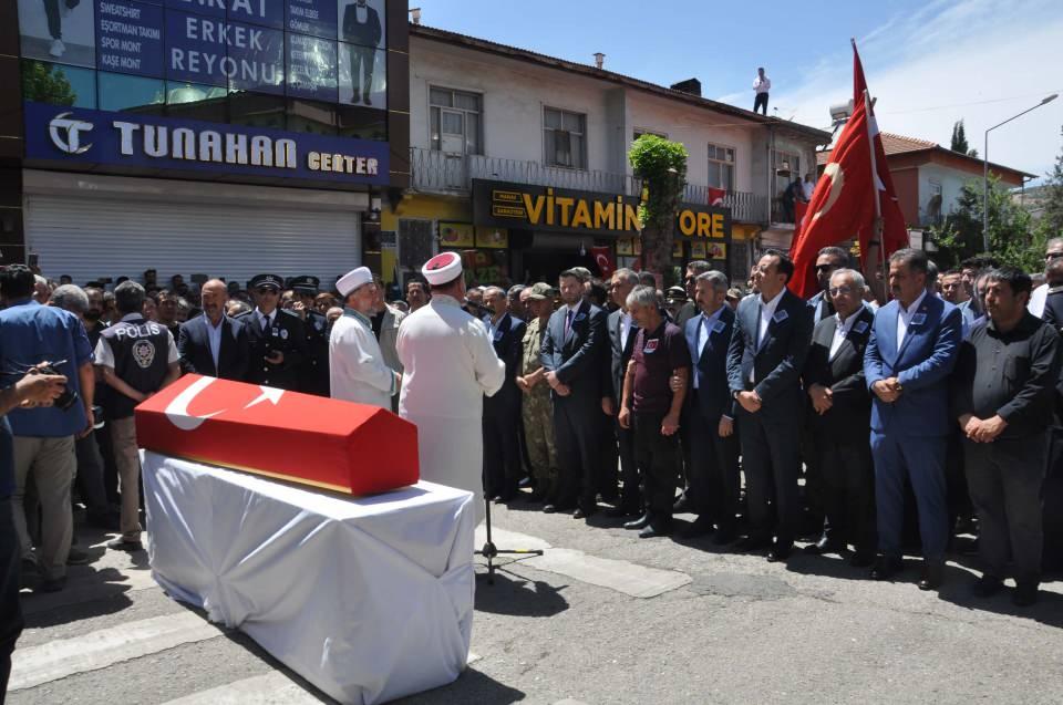 <p>Sözleşmeli Er Fuat Özer,  Adıyaman İl Müftüsü Mehmet Taşçı tarafından Günaydın Camisi'nde kıldırılan cenaze namazının ardından tekbirler eşliğinde götürüldüğü ilçeye bağlı Balkar beldesindeki mezarlıkta toprağa verildi.</p>
