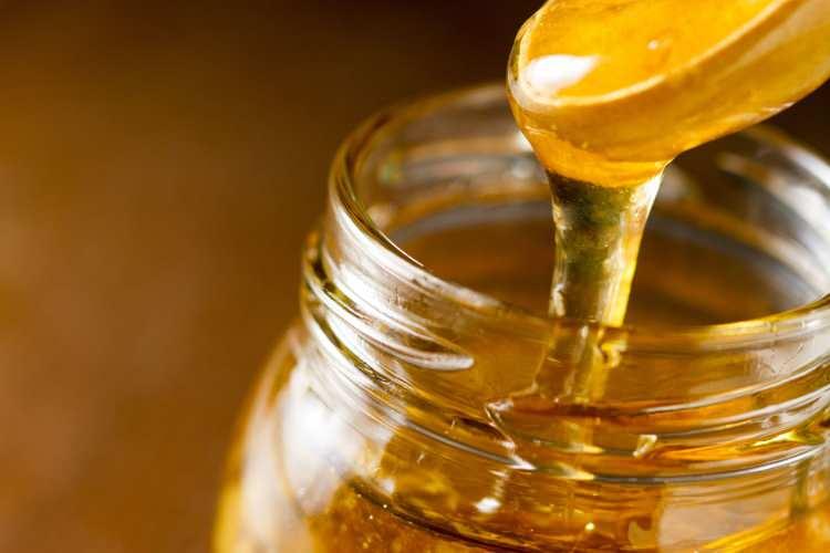 <p><strong>* İşlenmemiş himayala tuzu ve doğal bal güçlü bir vitamin deposu meydana getirir. Tpksit birikimini önleyerek vücutta iltihabın atığını bile bırakmadan idrar ve dışkı yoluyla atar. </strong></p>