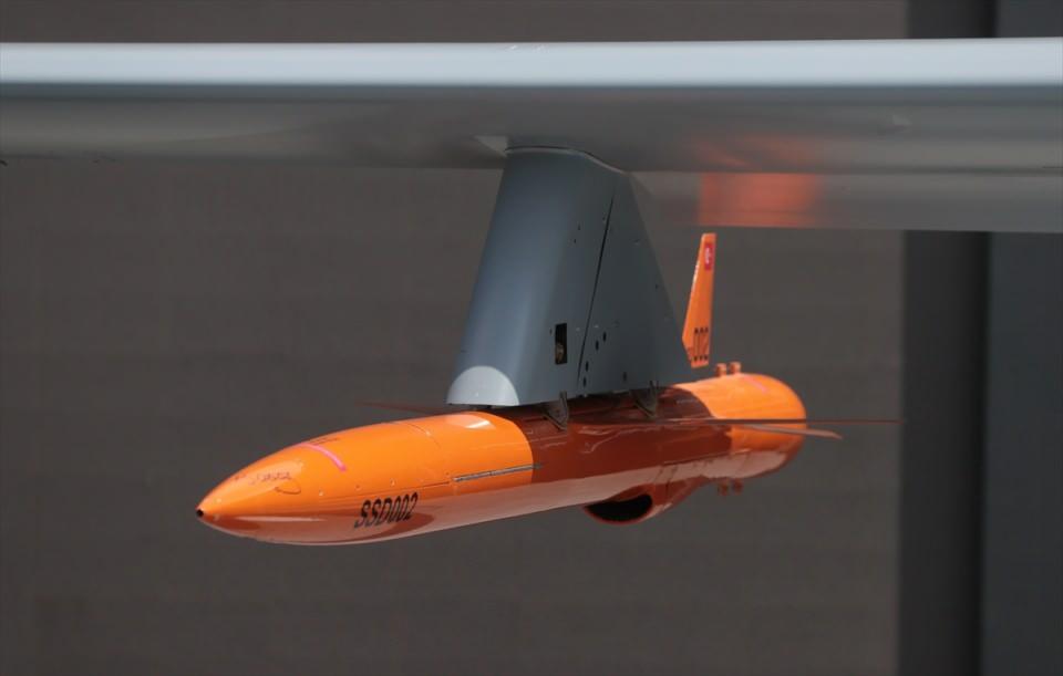 <p>Anka'nın 1700 kilogram maksimum kalkış ağırlığına sahip olduğunu dile getiren Yıldız, aracın otomatik uçtuğunu, iniş takımlarının katlandığını, buzdan ve yıldırımdan korunma sistemleri bulunduğunu, kamera, SAR radarı, sinyal istihbaratı gibi ekipmanlarla görev yaptığını kaydetti.</p>
<p> </p>