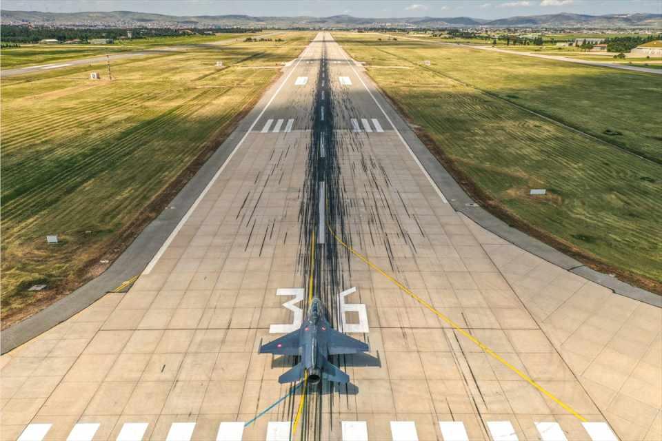 <p><strong> "Çocukluğumdan beri savaş pilotu olmak istiyorum"</strong></p>
<p>Kursiyerlerden kadın pilot üsteğmen de çocukluğundan beri savaş pilotu olmak istediği için böyle bir tercihte bulunduğunu söyledi.</p>
<p> </p>