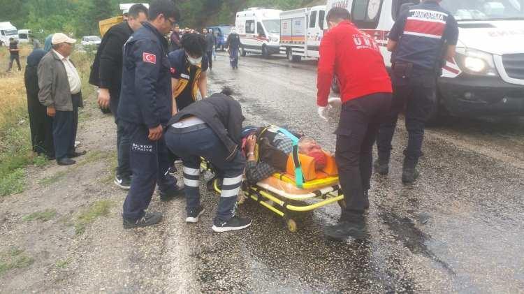 <p> Dursunbey'den Balıkesir’deki bir düğüne gitmek için yola çıkanların içinde bulunduğu 10 AEA 731 plakalı minibüs ile karşı yönden gelen 10 F 4942 plakalı süt taşıma tankeri, kafa kafaya çarptı</p>