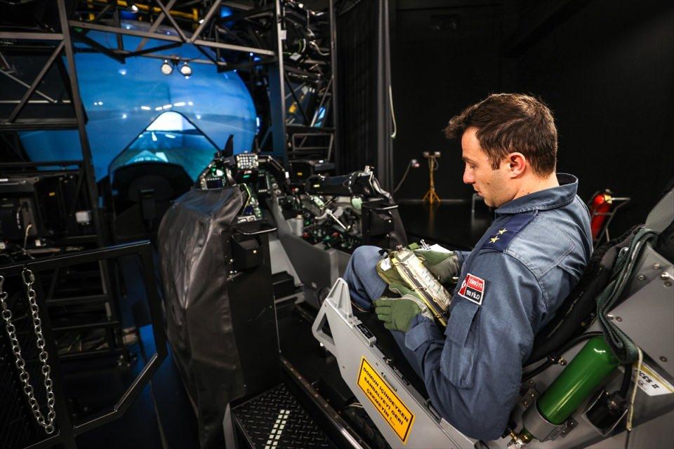 <p>Teorik dersler gören, Simülatör Filo Komutanlığındaki simülasyonlarda uçuş eğitimi alan öğrenciler, öğretmenleri ile F-16'larda uçuş deneyimi kazanıyor.</p>