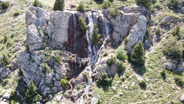 <p>Kent merkezine 12 kilometre uzaklıkta Munzur Dağı'ndan kar ve yağmur sularıyla beslenen göl, çevresini yeşile bürüyen farklı türdeki endemik bitki örtüsü, doğası ve temiz havasıyla ziyaretçi çekiyor. </p>