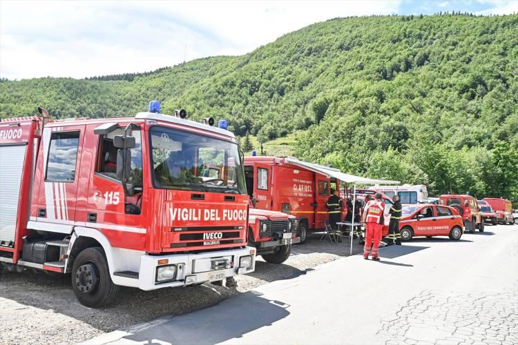 <p>İtalya'nın Lucca kentinde kalktıktan sonra radardan kaybolan, içinde 4'ü Türk 7 kişinin bulunduğu helikopteri arama çalışmalarının, gece verilen aranın ardından güneşin doğmasıyla yeniden başladığı bildirildi.</p>
