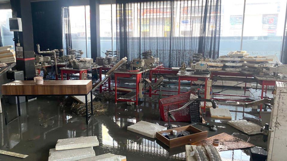 <p>Ankara'da etkili olan sağanakta yollar, göle döndü; ev ve iş yerlerini su bastı. Yenimahalle ilçesinde suyla kaplanan yolda kalan minibüsteki yolcular, iş makinesi ile kurtarıldı.</p>
