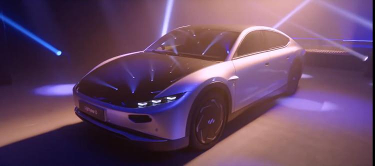 <p>Lightyear 0, bugüne kadar tanıtılan ilk güneş enerjili elektrikli otomobil değil. Hatta Mercedes bile geçtiğimiz yıl buna benzer bir konsept aracını tanıtmıştı.</p>
