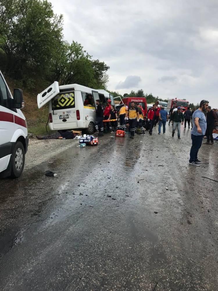 <p>Kaza yerine gelip yetkililerden bilgi alan Balıkesir Valisi Hasan Şıldak, "Kazada hayatını kaybeden vatandaşlarımıza Allahtan rahmet, yakınlarına başsağlığı, yaralılarımıza da acil şifalar diliyorum" dedi.</p>