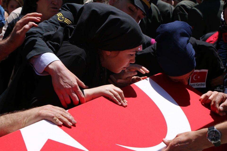 <p>Şehit Sözleşmeli Er Özer, son yolculuğuna uğurlandı</p>

<p> </p>
