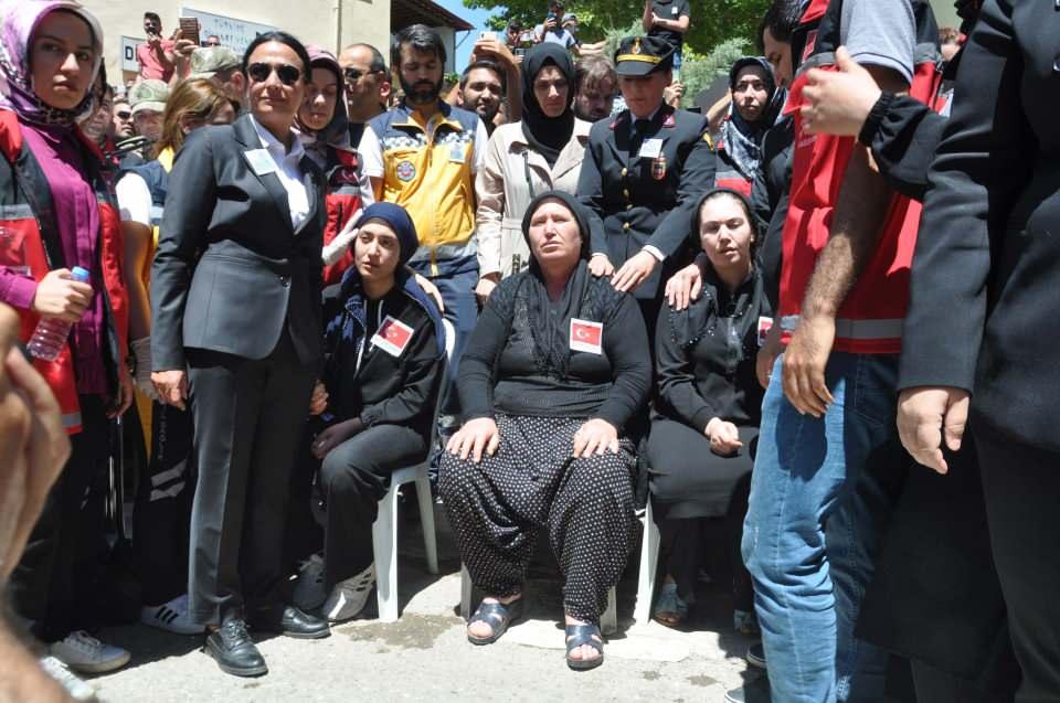 <p>Mehmet ve Medine Özer'in 3 çocuğunun en küçüğü olan Şehit Özer'in cenaze törenine Adıyaman Valisi Mahmut Çuhadar, Milli Savunma Komisyonu Başkanı ve AK Parti Adıyaman Milletvekili Ahmet Aydın, milletvekilleri Halil Fırat, Muhammed Toprak, Adıyaman Belediye Başkanı Süleyman Kılınç, Cumhuriyet Başsavcısı Bozan Çevik, Adıyaman Üniversitesi Rektörü Prof. Dr. Mehmet Turgut, İl Jandarma Komutanı Albay Bilgihan Yeşilyurt, Türkiye Harp Malulü Gaziler Şehit Dul Ve Yetimleri Derneği (TÜMŞAD) Adıyaman Şube Başkanı Hacı Erdengi, siyasi parti temsilcileri, yakınları ve vatandaşlar katıldı.</p>
<p> </p>
<p> </p>