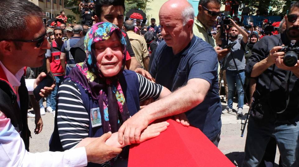 <p>Şehit Sözleşmeli Er Özer, son yolculuğuna uğurlandı</p>

<p> </p>
