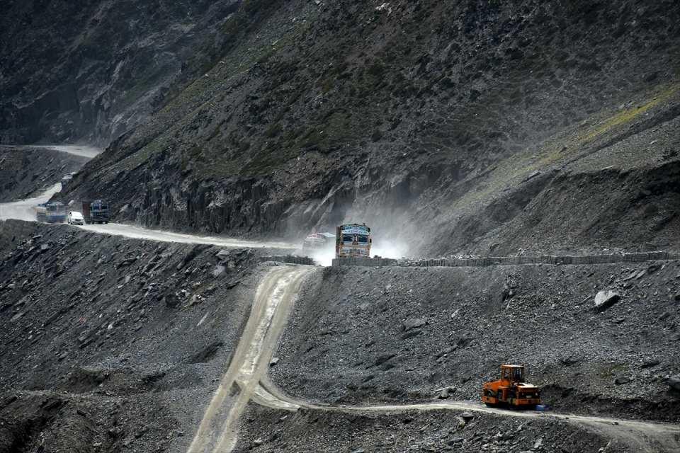 <p>Hindistan'ın Cammu Keşmir bölgesinde deniz seviyesinden yüksekliği 3500 metre olan Zojila Geçidi, dünyanın en tehlikeli yolları arasında gösterilmektedir. </p>
<p> </p>