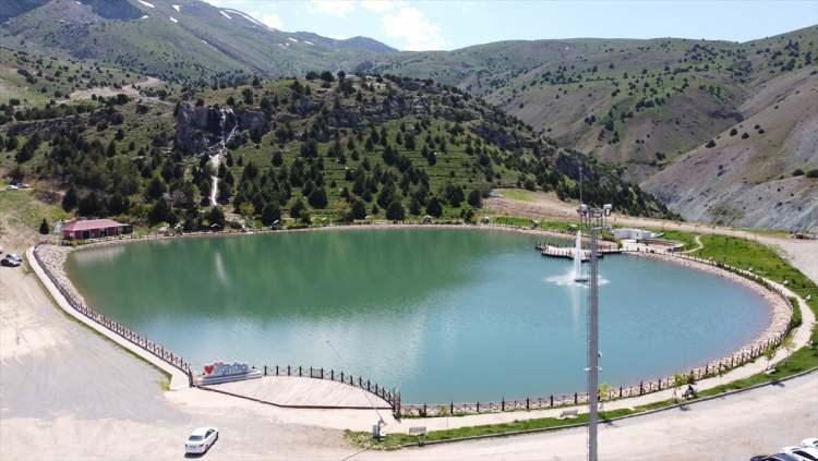 <p>2 bin 970 rakımlı Munzur Dağlarının kuzey kolu Ergan Dağı'nda 10 yıl önce hizmete açılan ve her yıl yurt içi ile yurt dışından çok sayıda kayakseveri ağırlayan merkez, yaz aylarında da manzarası ve Ardıçlı Gölü ile ziyaretçilerin ilgisini çekiyor.</p>
<p> </p>
