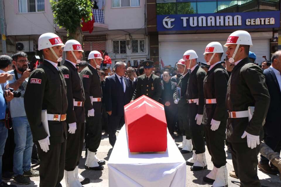 <p>Şehit Sözleşmeli Er Özer, son yolculuğuna uğurlandı</p>
<p> </p>