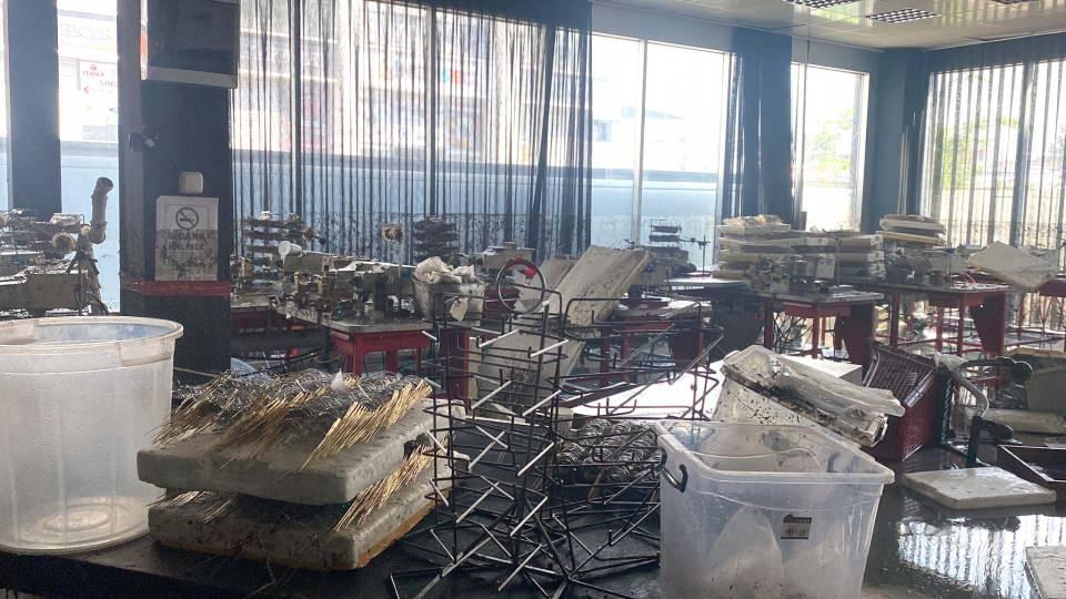 <p>Keçiören ilçesinde de caddeler, suyla kaplandı. Fetih Anadolu Lisesi'nin giriş katına dolan sel suları, 1 metre yüksekliğe ulaştı. Panik yaşayan öğrenciler, itfaiyeciler tarafından kurtarıldı.</p>
<p> </p>
