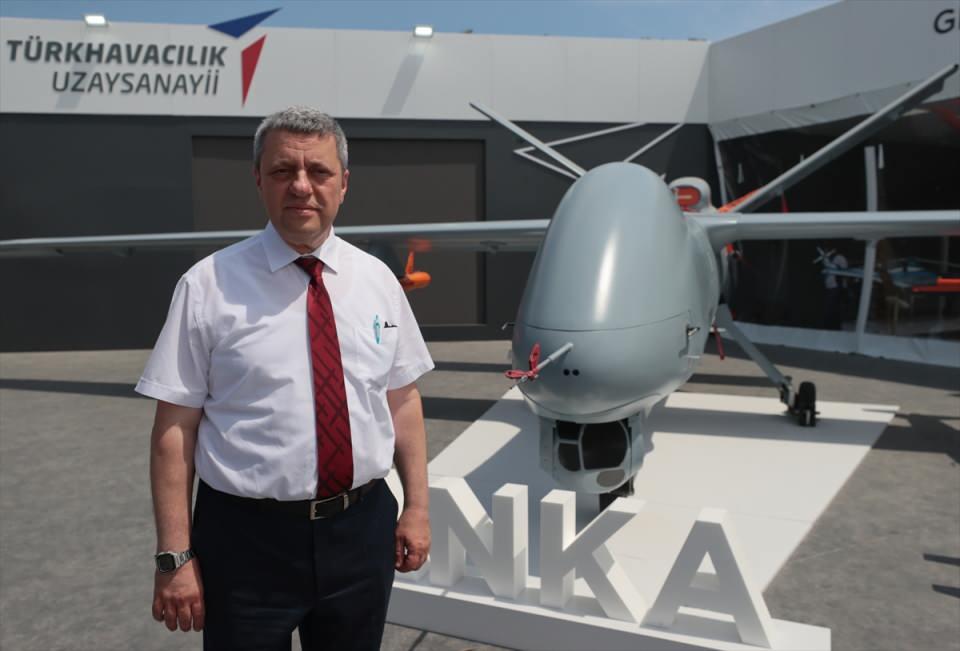 <p>EFES-2022'de Anka'yı hava savunma sistemlerinin geliştirilmesi ve birliklerin eğitilmesinde kullanılan hedef uçaklarla sergilediklerini vurgulayan Yıldız, bunlardan Şimşek'in kendisini bir uçak olarak tanıtabildiğini söyledi. </p>
<p> </p>