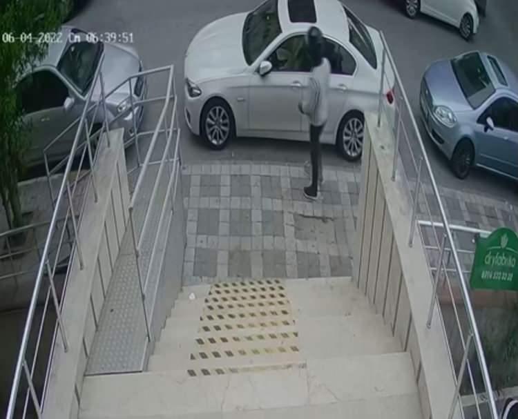 <p>Ümraniye'de motosikletli iki şüpheli lüks otomobilden yaklaşık 300 bin lira değerindeki ekran ve hayalet gösterge panelini sökerek çaldı. </p>