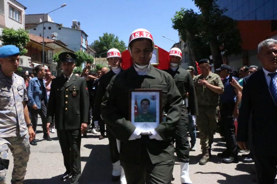 <p>Şehit Sözleşmeli Er Özer, son yolculuğuna uğurlandı</p>

<p> </p>
