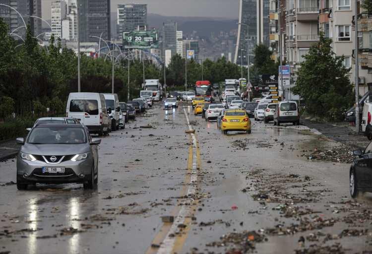 <p>Ankara'da akşam saatlerinde yeniden etkisini gösteren sağanak nedeniyle bir sitenin açık otoparkında bulunan otomobiller yarıya kadar suya gömüldü.</p>
