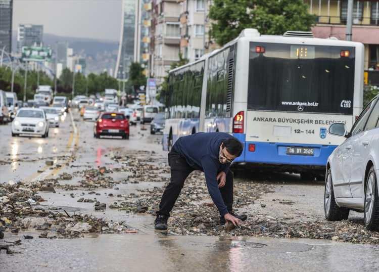 <p>5 yılda bir yağmur nedeniyle su basıyor"</p>
<p>Başkent Sitesi yöneticisi Şerif Gülay, AA muhabirine yaptığı açıklamada, sitenin 30 yıl önce inşa edildiğini ve her türlü önlemi almalarına rağmen bahçeyi ve otoparkı 5 yılda bir yağmur nedeniyle su bastığını söyledi.</p>