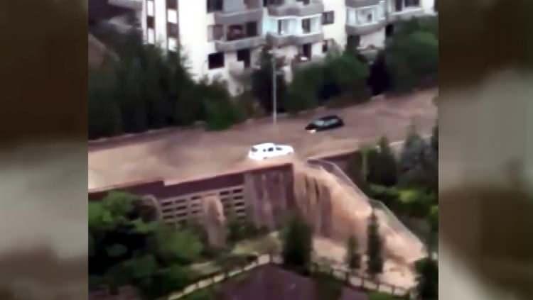 <p>Belediye ekipleri, Gazeteci Yazar Muammer Yaşar Bostancı Caddesi ve Genelkurmay Kavşağı'ndaki alt geçitlerde belediye iş makinalarıyla suların tahliye edilmesi için çalıştı.</p>