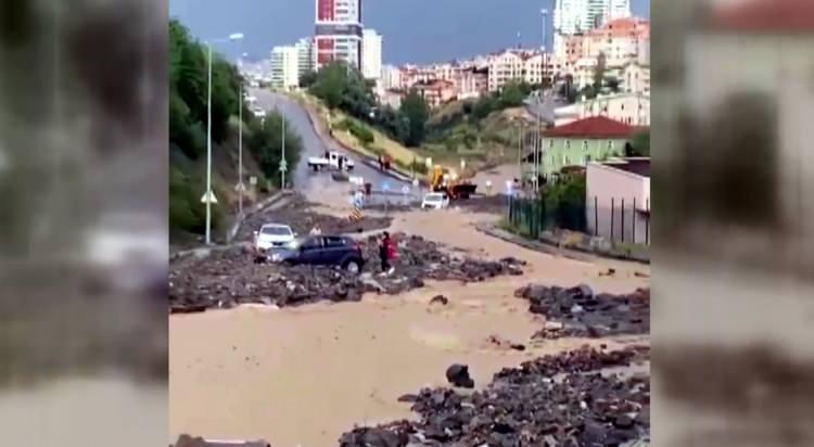 <p>Çankaya ilçesi Gökkuşağı Mahallesi'nde yoğun yağış nedeniyle eğimli arazilerde toprak kayması meydana geldi. Yağmur sularının taşıdığı çamur, taş ve mıcır trafiği olumsuz etkiledi. Belediye ekiplerince yol temizleme çalışması yapıldı.</p>