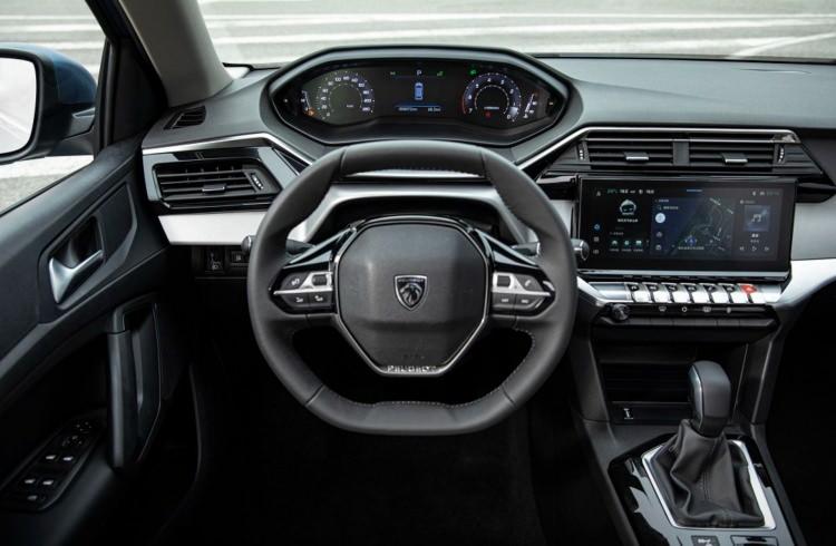 <p>2022 Peugeot 408'in iç mekanında da kapsamlı bir değişim söz konusu. Aşina olduğumuz direksiyon simidinin hemen arkasında yükseğe konumlandırılmış 12 inç dijital gösterge ekranı göze çarpıyor. Merkezdeki 10 inçlik dokunmatik multimedya ekranı ise havalandırma menfezleri ve kontrol düğmelerinin arasına konumlandırılmış.</p>
