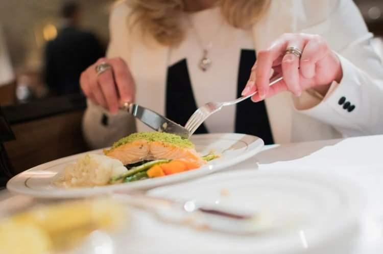 <p>İngiltere&rsquo;deki Brown &Uuml;niversitesi&rsquo;nden uzmanlar, g&uuml;nl&uuml;k balık alımı 42,8 g&nbsp; olan kişilerin, g&uuml;nl&uuml;k balık alımı yalnızca 3,2 g olan kişilere g&ouml;re y&uuml;zde 22 daha y&uuml;ksek&nbsp; melanom riskine sahip olduğunu buldu. Daha fazla balık yiyenlerde ayrıca, yalnızca cildin dış tabakasında, evre 0 melanom veya melanom in situ (bazen kanser &ouml;ncesi olarak da adlandırılır), olarak bilinen anormal h&uuml;crelerin gelişme riski y&uuml;zde 28 arttı.&nbsp;Melanom, en agresif seyirli ve hayatı en &ccedil;ok tehdit eden cilt kanserine deniliyor.</p>

<p>&nbsp;</p>
