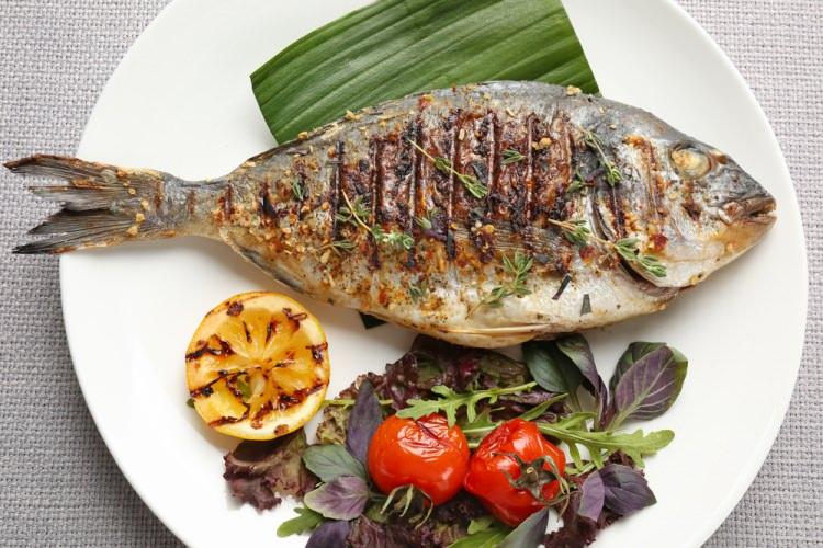 <p>Bununla birlikte, &ccedil;alışmaya katılanların ortalama 62 yaşındaydı. G&ouml;n&uuml;ll&uuml;ler, &ouml;nceki yıl boyunca ne sıklıkla kızarmış balık, ızgara balık ve ton balığı yediklerini ve porsiyon boyutlarını bildirdi.</p>

<p>&nbsp;</p>
