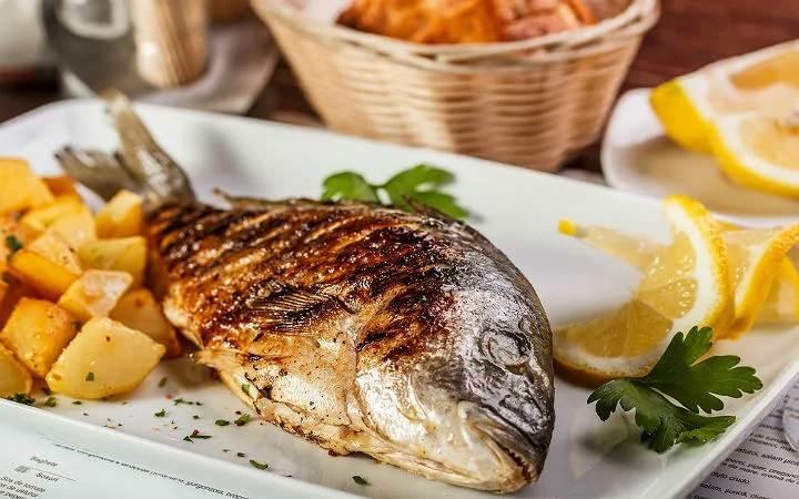 <p><strong>"ARAŞTIRMA İNSANLARI BALIK YEMEKTEN VAZGE&Ccedil;İRMEMELİ"</strong></p>

<p>&Ouml;te yandan farklı uzmanlar, balığın &ouml;nemli bir sağlıklı gıda olduğunu ve onu yemeyi bırakmaya gerek olmadığını s&ouml;yledi. Aston Tıp Okulu'nda kıdemli &ouml;ğretim g&ouml;revlisi olan Dr Duane Mellori "Yazarlar, balıklardaki kimyasal maddeler ile kanser riskini artırabilecek bir bağlantı olabileceğini &ouml;ne s&uuml;r&uuml;yorlar.</p>

<p>&nbsp;</p>
