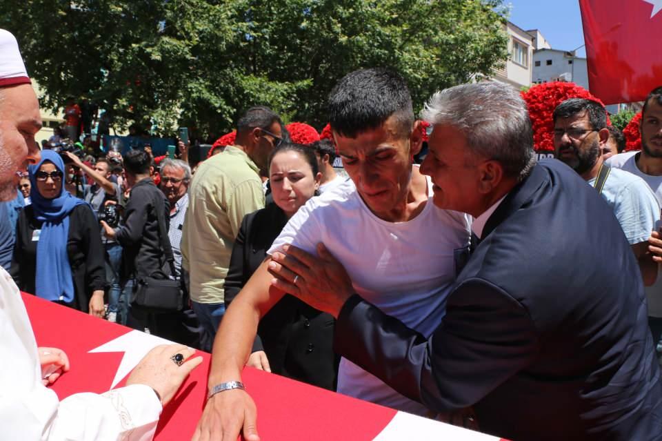 <p>Şehit Sözleşmeli Er Özer, son yolculuğuna uğurlandı</p>

<p> </p>

