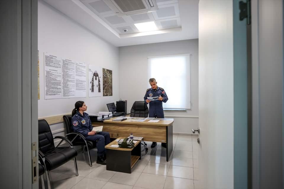 <p><strong>8 aylık eğitim alıyorlar</strong></p>
<p>193. Öncel Filo Komutanı Hava Pilot Albay, AA muhabirine, Çiğli'den gelen öğrencilere dünyanın en zor ve en keyifli eğitimlerinden birini verdiklerini söyledi.</p>