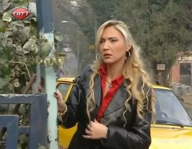 <p><span style="color:#40E0D0"><strong>Uzun zamandır ekranlardan uzak bir yaşam süren Arman, sosyal medya hesabını aktif kullanarak hayranlarıyla işletişim kurmayı ihmal etmiyor. </strong></span><a href="https://www.yasemin.com/"><span style="color:rgb(240, 248, 255)"><strong>(Yasemin.com)</strong></span></a></p>