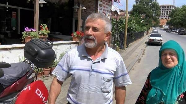 <p>Adnan Yığcı ise "Her zaman duruyor. Bazen elimizde kaldırsak da duruyor, bazen kendiliğinden duruyor. Sorunlarımızı da dinliyor. Kentsel dönüşümü ile ilgili hızlandıracağını söyledi. Düğün kartımızı da verdik" diye konuştu.</p>