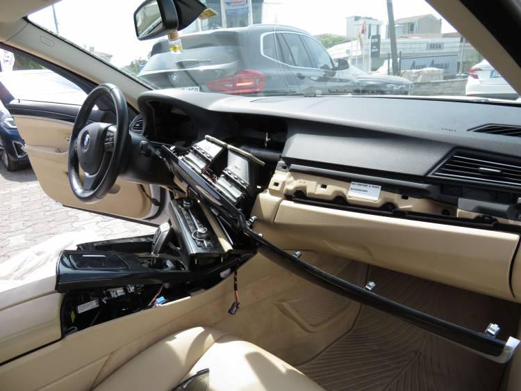 <p> Yaklaşık 300 bin lira değerindeki ekran ve hayalet gösterge panelini söken şüpheliler, otomobilin içindeki 12 bin doları da çalarak geldikleri motosikletle hızla uzaklaştı. </p>
