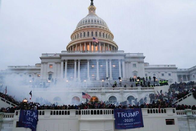 <p>Ancak Senato'da yapılan oylamada 57 senatör Trump'ın mahkum edilmesi yönünde, 43 senatör ise mahkum edilmesine karşı oy kullanınca Trump azil davasında aklanmıştı.</p>
