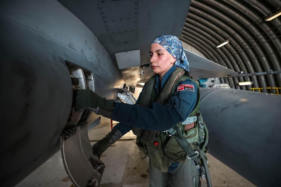 <p>"Şahinleri en iyi biz yetiştiririz." parolasıyla hizmet veren okuldan mezun olan subaylar, F-16 pilotu unvanıyla kıtalarında başarıyla görev yapıyor.</p>