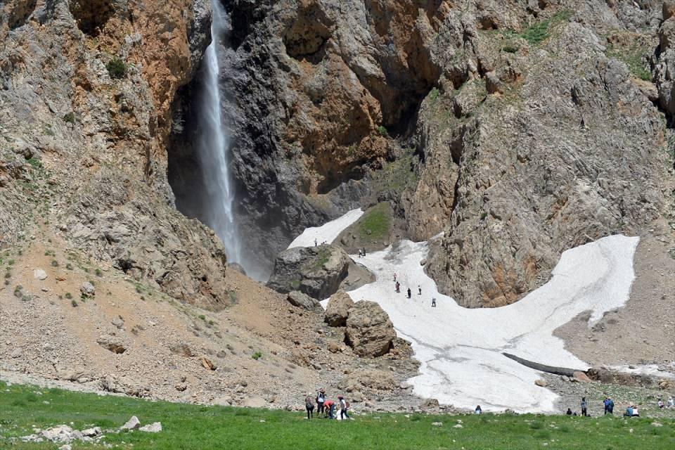 <p>Son yıllarda yeni gezi rotaları ve güzelliklerin keşfedildiği ilçede, her geçen yıl yaygınlaşan dağ ve yayla turizmi de yöre sakinlerine kazanç sağlıyor.</p>
<p> </p>