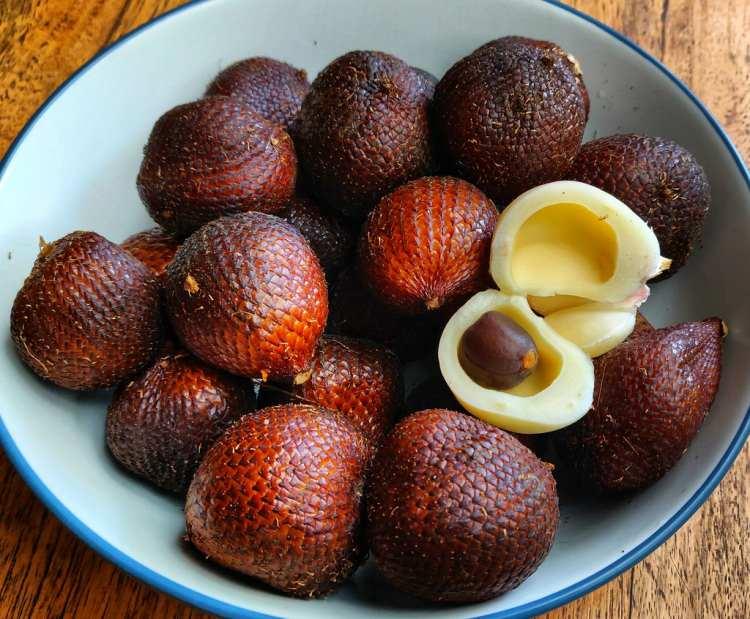 <p><strong>* YILAN MEYVESİ</strong></p>
<p><strong>Egzotik meyveler arasında en ilginci olan yılan meyvesi, dış görünümü ile yılan derisine benzer. Bali, Jakarta gibi yerlerde yetişir. İçeriğinde yüksek oranda sakinleşitirici madde barındırır. Günd ebir tane yemek bütün sinirlere iyi gelir. </strong></p>