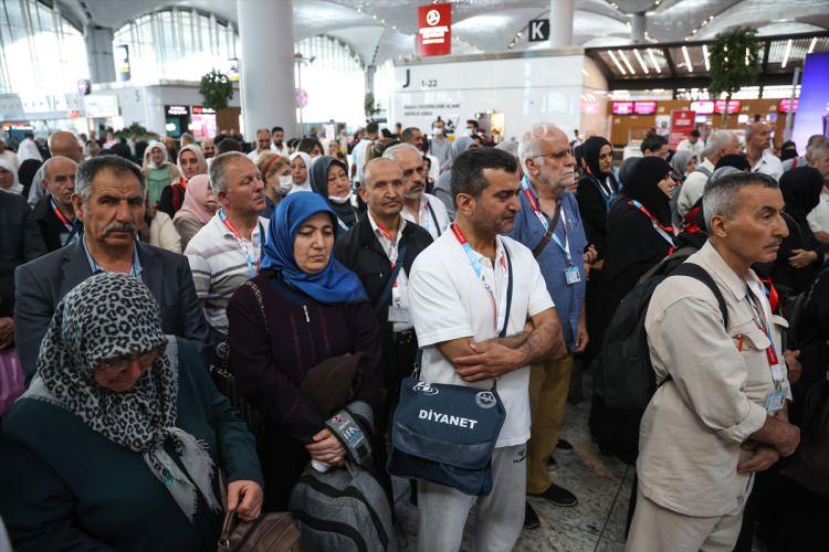 <p>Törenin sonunda İstanbul Havalimanı işletmecisi İGA, hacı adaylarını güllerle uğurladı.</p>