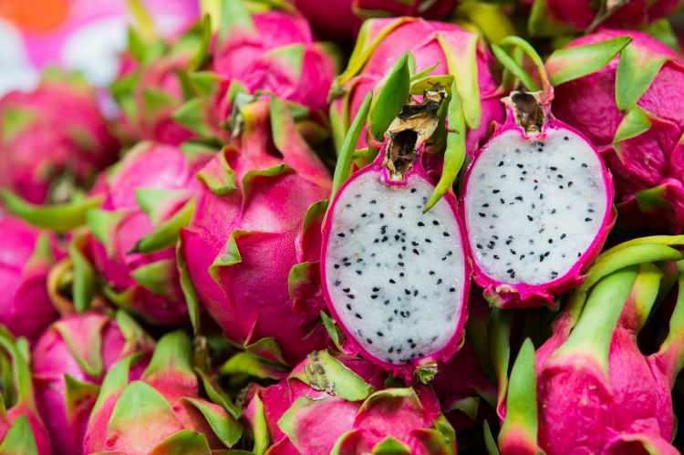 <p><strong>* EJDER MEYVESİ</strong></p>

<p><strong>Pitaya olarka geçen ejder meyvesi ülkemizde son 5 yıldır popüler olan ve giderek popülerliği artan bir meyvedir. Yüksek oranda antioksidan barındırır. Ve lif bakımından zengin oldğu için kilo vermek isteyenler için idealdir. Bağırsak hastalıklarını engeller. </strong></p>
