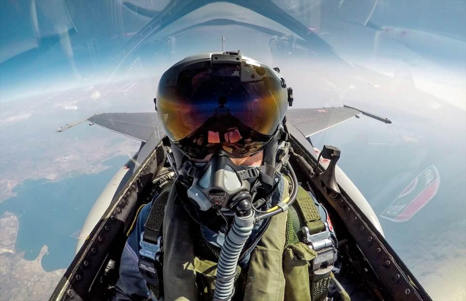 <p>Asker çocuğu olduğunu ifade eden teğmen, hayatının askeri birliklerde geçtiğini belirtti. Pilotluğun çocukluk hayali olduğunu dile getiren teğmen, şunları söyledi:</p>
<p> </p>