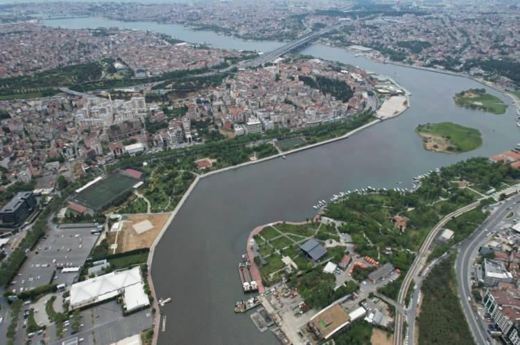 <p>İstanbul’un simgelerinden "Altın Boynuz" olarak da bilinen Haliç'te suyun rengi kahverengiye döndü. Kahverengine dönen Haliç, dron ile havadan görüntülendi.</p>
